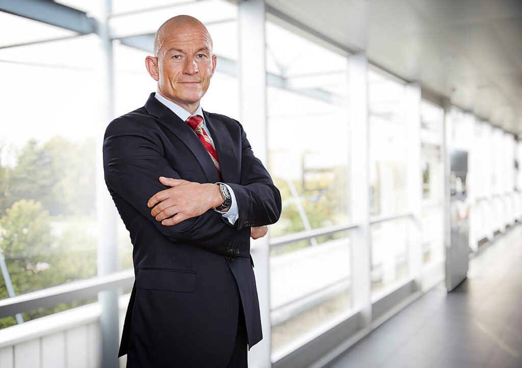 Professionelles Businessportrait Stuttgart, Mitarbeiterin am Arbeitsplatz.