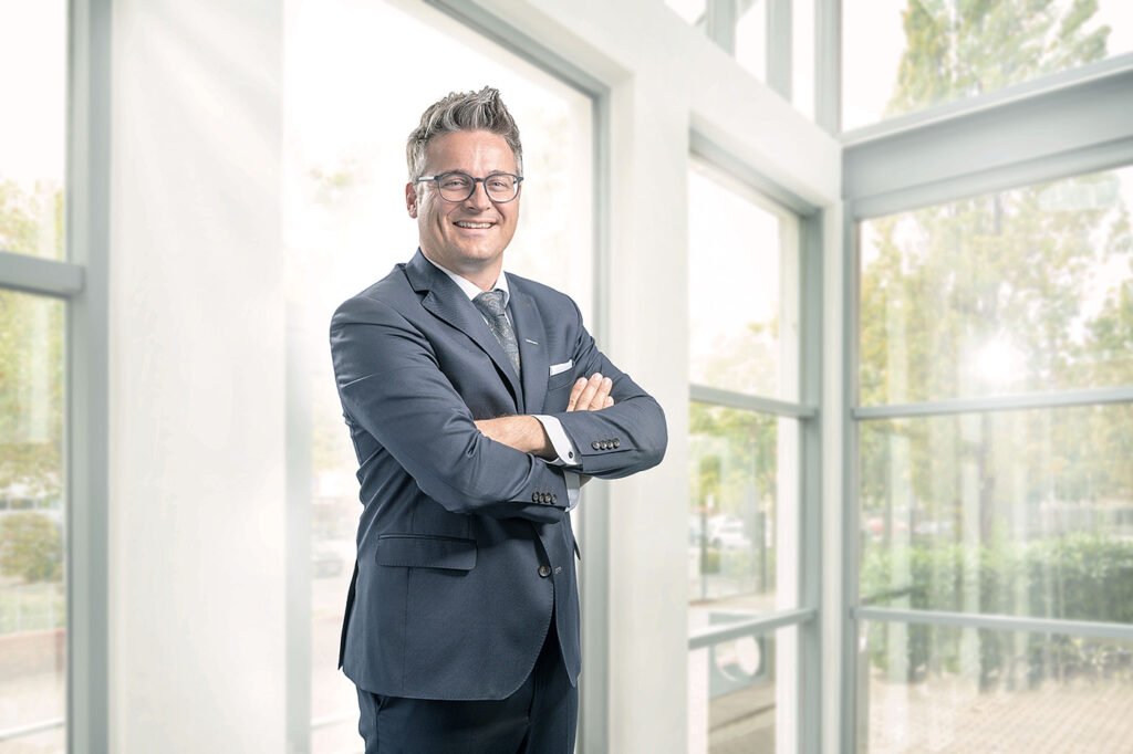 Portraitfoto einer Mitarbeiterin in Stuttgart, professionell für Employer Branding fotografiert.
