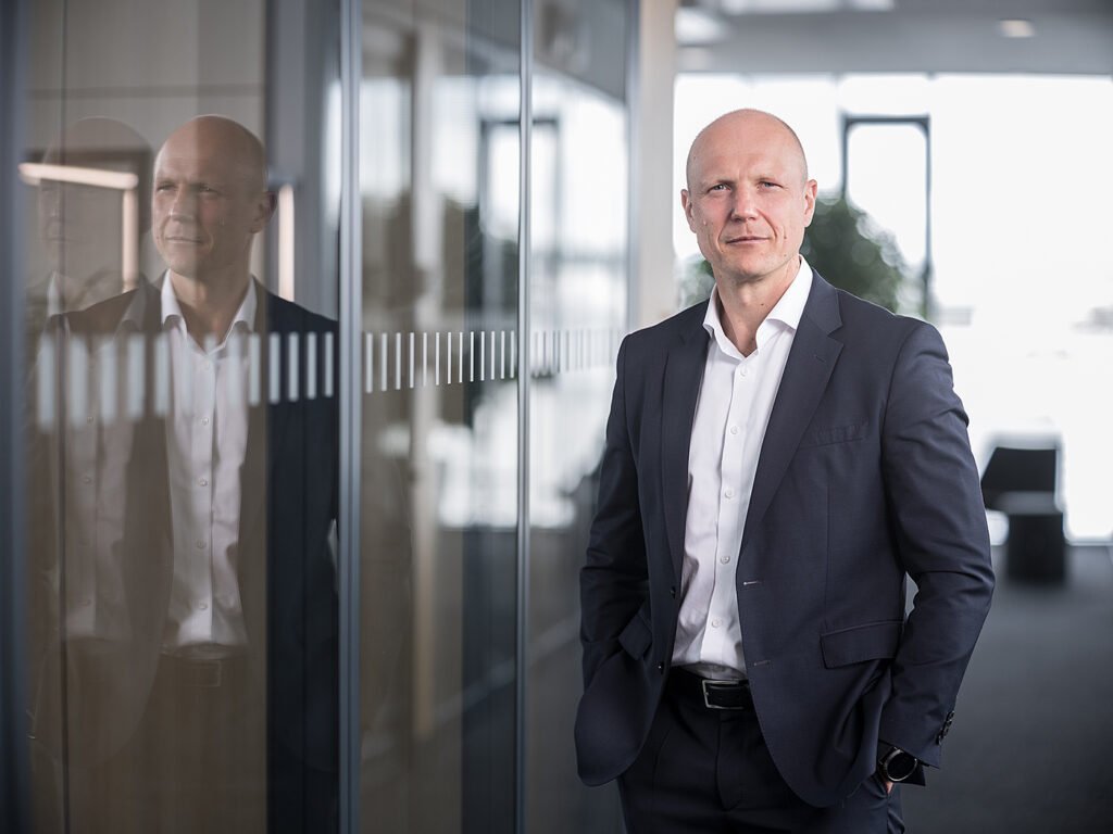CEO von DEKRA im Businessportrait in seinem Büro