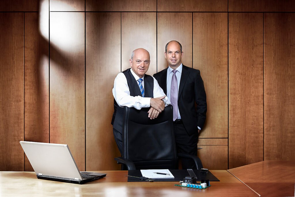 Businessportrait einer Mitarbeiterin in Stuttgart, aufgenommen vor Ort im Unternehmen.