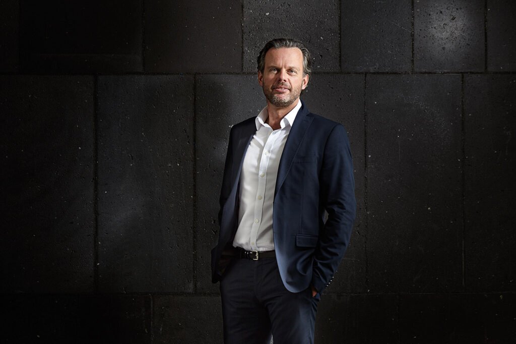 Businessportrait einer Mitarbeiterin -  Von Ihrem Businessfotograf der  authentische Unternehmensfotografie schafft