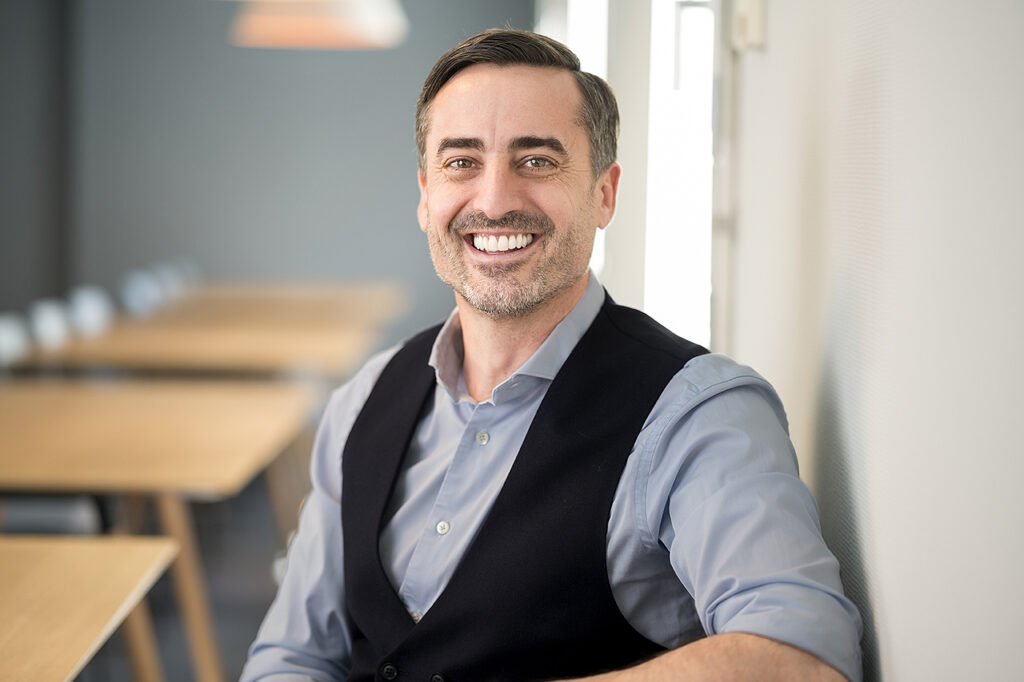 Professionelles Businessportrait vom Businessfotograf Stuttgart, Mitarbeiterin am Arbeitsplatz. Ihr Fotograf aus Stuttgart