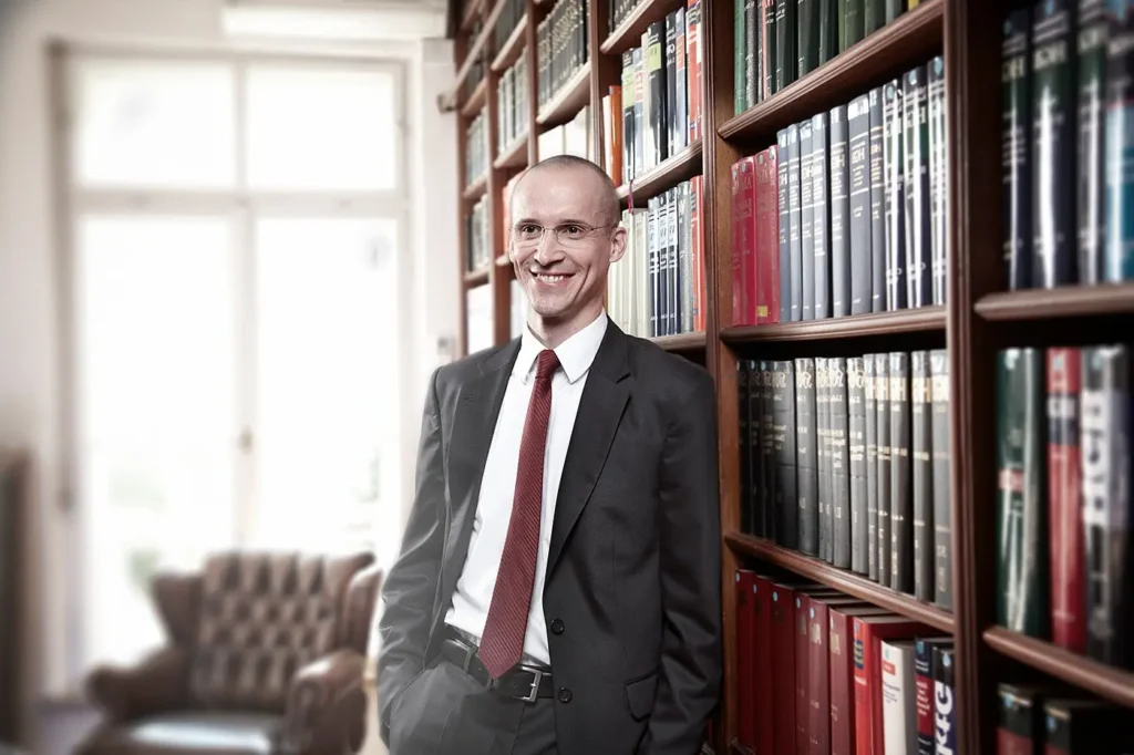 Businessportrait vom Business Fotograf von einem Anwalt in seiner Kanzlei in Stuttgart