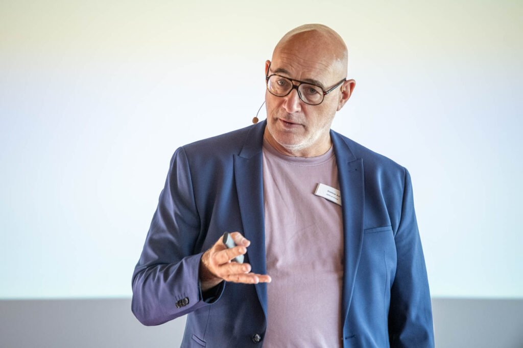 Speaker auf Bühne bei Event