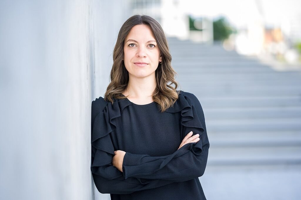 Businessfoto einer Managerin vor urbanem Hintergrund