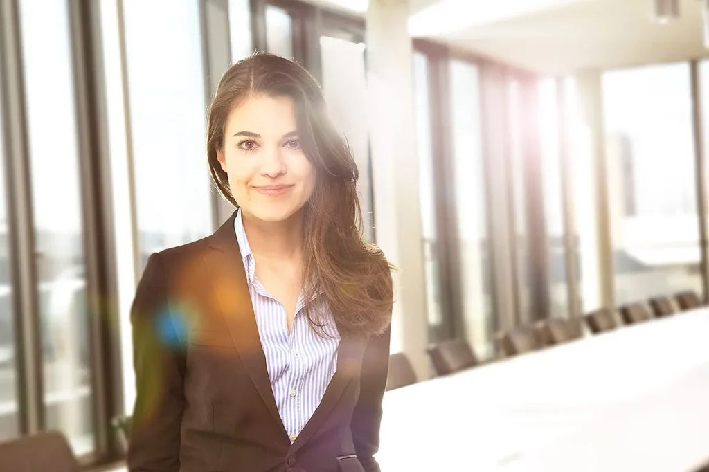 Business Fotograf - Anwältin in grossem Büro