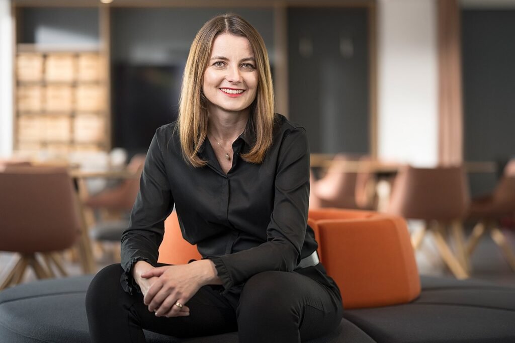 Busiessfoto von Mitarbeiterin in Büro Stuttgart