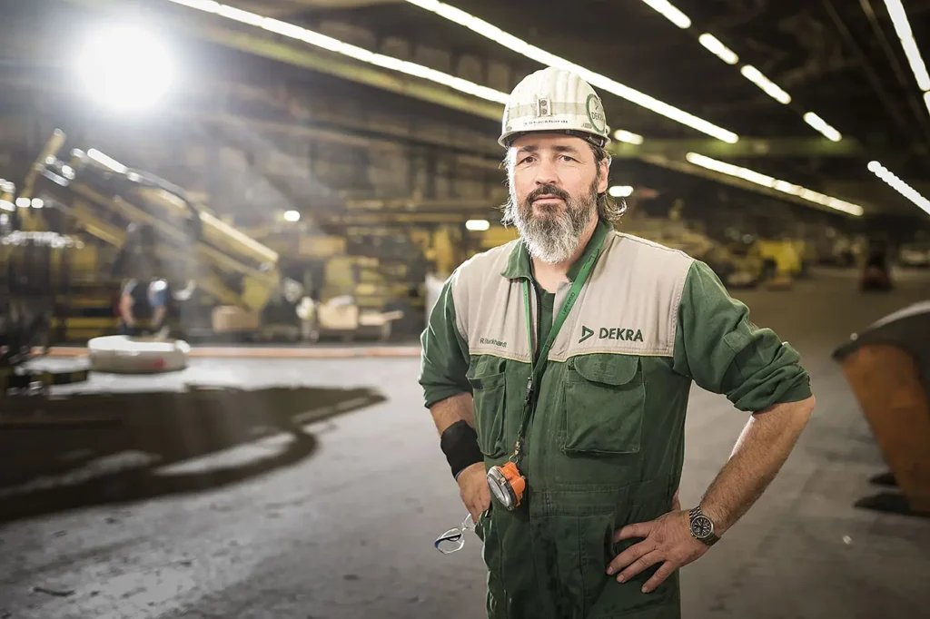 Arbeiter in Produktionshalle