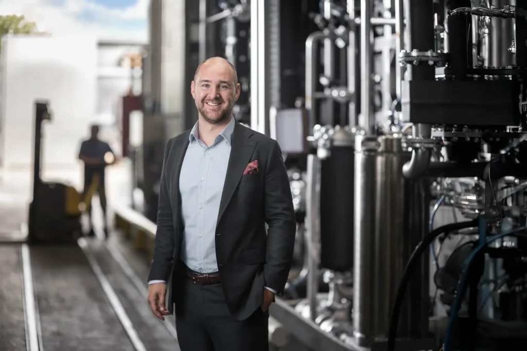 Industriefotografie mit Mitarbeiter im Bild vor Maschinen