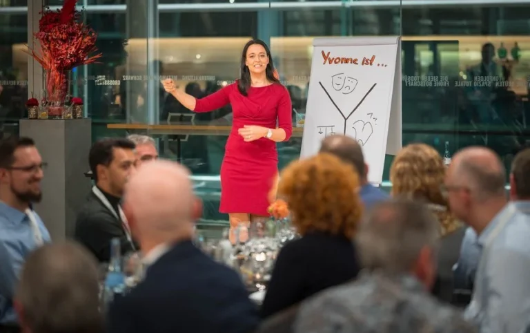 Yvonne van de Bark bei Speaker Event in CUBE Restaurant Stuttgart - Eventfotograf